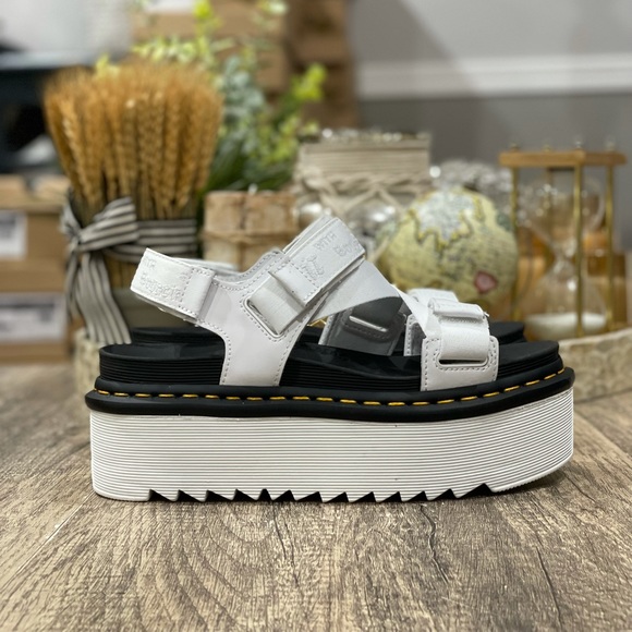 🆕 Women's Dr. Martens Kimber Sandal White Black Hydro + Logo Webbing Flatform - Picture 6 of 13